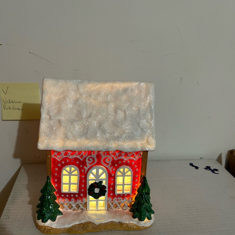 Valerie Parr Hill lit gingerbread resin house